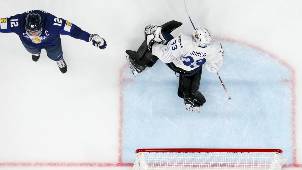 Marko Anttila juhlii Suomen 3–2-johtomaalia.