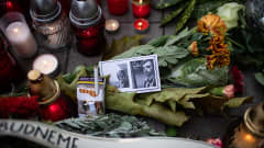 Slovakian homobaarin ampumisessa kuolleiden kahden miehen mustavalkoiset kuvat kukkien ja kynttilöiden keskellä.