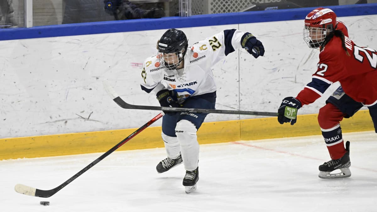 Kiekko-Espoon Julia Schalin (vas.) ja HIFK:n Eveliina Kitula kamppailevat jääkiekon naisten Liigan ensimmäisessä loppuottelussa Helsingissä.