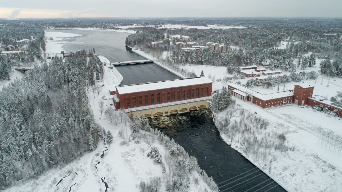 Fortumin Imatrankosken vesivoimalaitos talvella (ilmakuva).