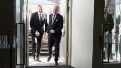Suomen ulkoministeri Pekka Haavisto ja Viron ulkoministeri Margus Tsahkna astuvat ovesta sisään.