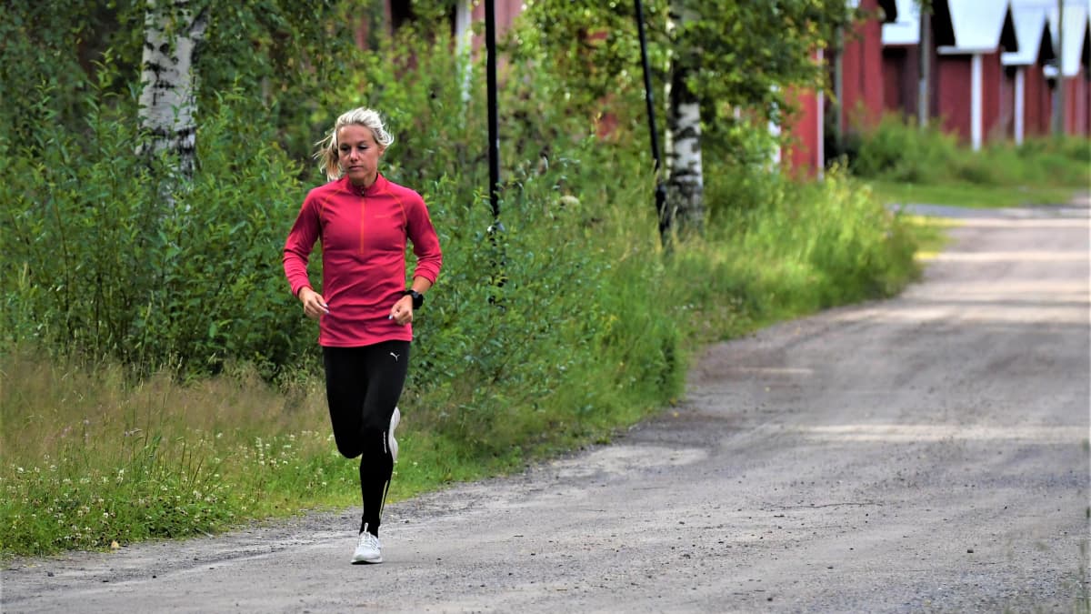 Nina Chydenius joggar vid sundet i Karleby.