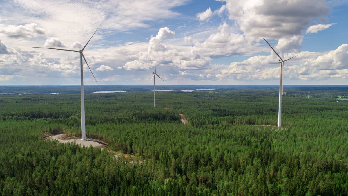 Kolme tuulivoimalaa Sastamalan Suodenniemen Kortekalliolla.