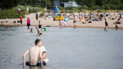 Hietaniemen uimarannalla Helsingissä vietettiin hellepäivää 15. heinäkuuta.