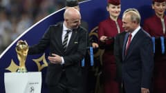 Fifan puheenjohtaja Gianni Infantino esitteli MM-pokaalia Venäjän presidentille Vladimir Putinille vuonna 2018.