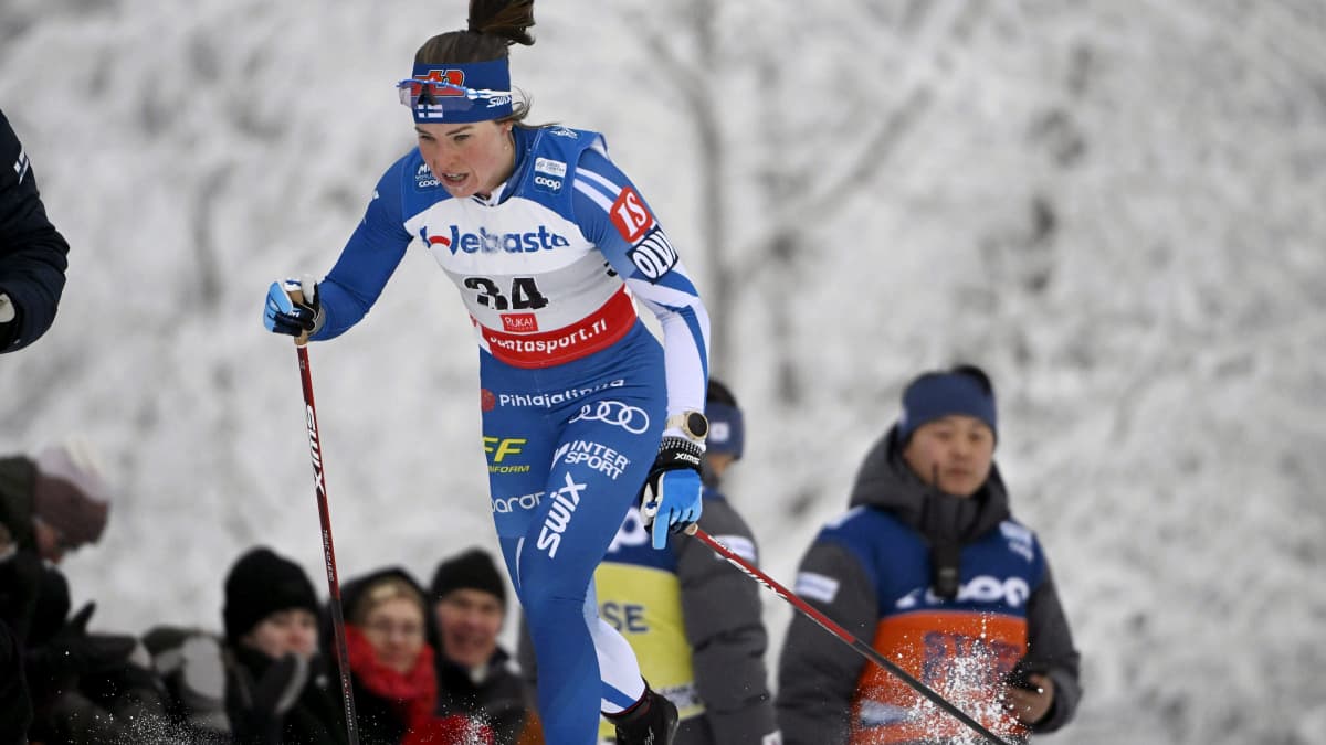 Krista Pärmäkoski hiihtää Rukan maailmancupissa.
