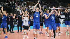 Suomen miesten lentopallomaajoukkue kiittää tamperelaista yleisöä Itävalta-ottelun jälkeen.