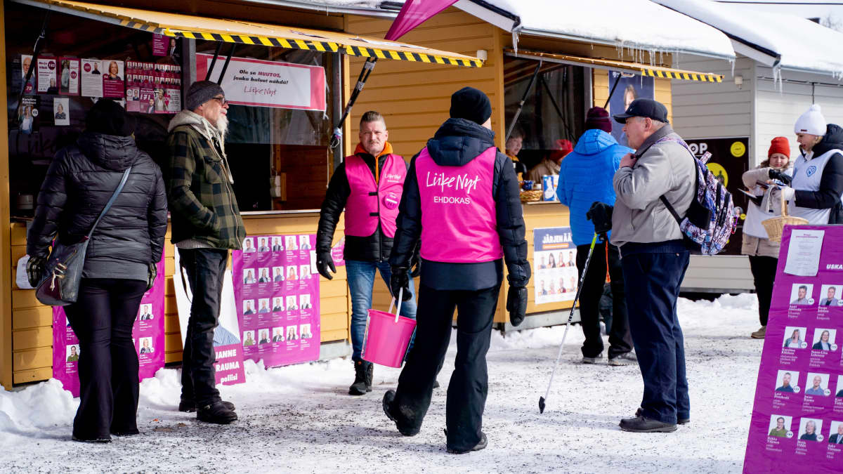 Puolueiden vaalikoppeja Tampereen Keskustorilla