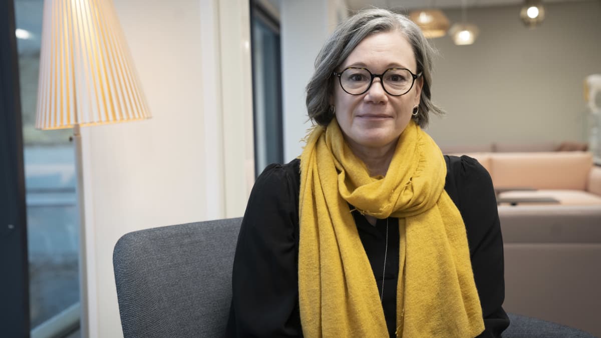 Yksinäisyystutkija, professori Niina Junttila kuvattuna Opetushallituksen tiloissa Helsingin Hakaniemessä.