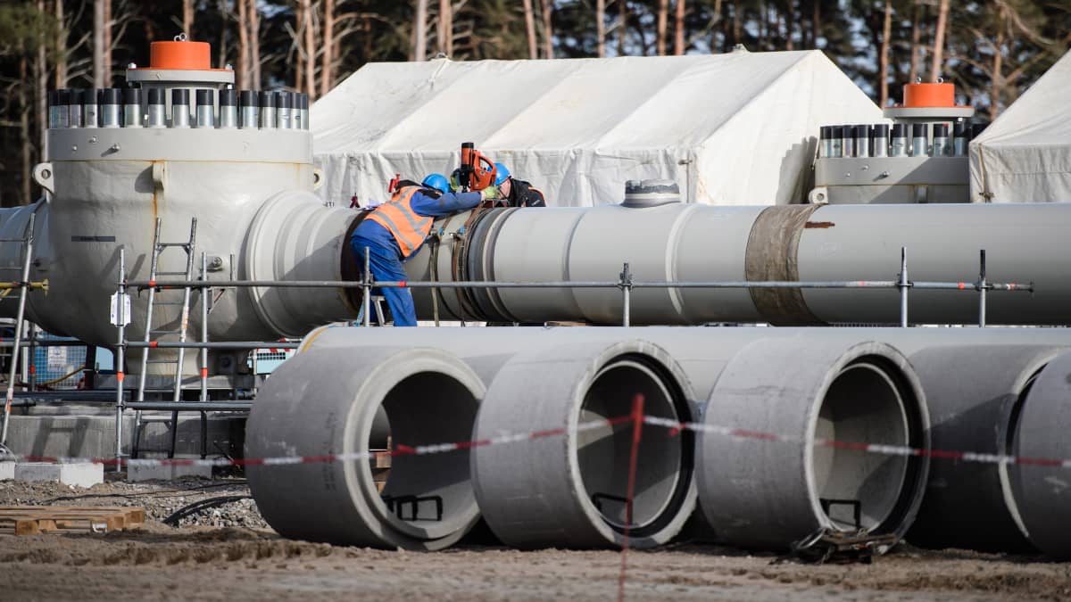 Työntekijöitä Nord Streamin työmaalla Lubminissa, Saksassa viime maaliskuussa.
