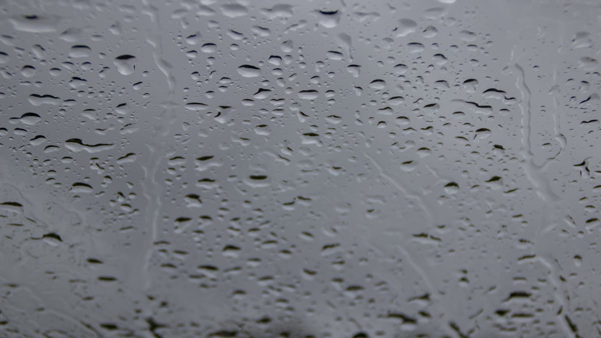 Regn på fönsterruta.