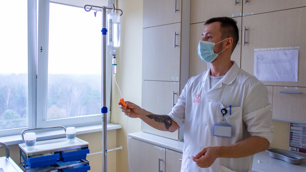 Vapaaehtoinen Aleksander Stanevits työskentelemässä Länsi-Tallinnan keskussairaalassa.