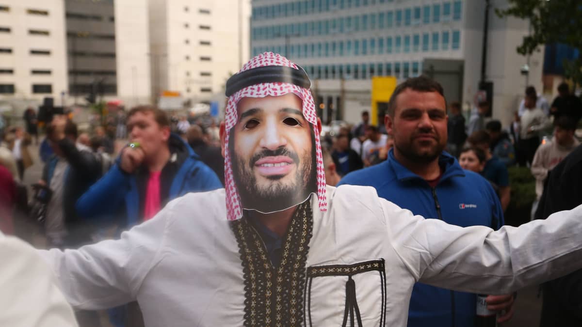 Newcastle-fani pukeutunut kruununprinssi Muhammed bin Salman -naamioon St. James's Parkissa.