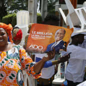 Presidentti Alassane Ouattaran tukijat juhlivat vaalitulosta Abidjanin suurkaupungissa Norsunluurannikolla 3. marraskuuta 2020.