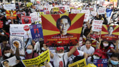 Mielenosoittajat kannattelivat Myanmarin johdosta syrjäytyn Aung San Suu Kyin kuvaa Yangonissa lauantaina.