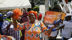 Presidentti Alassane Ouattaran tukijat juhlivat vaalitulosta Abidjanin suurkaupungissa Norsunluurannikolla 3. marraskuuta 2020.