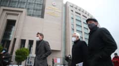 Eurooppalaisten suurlähetystöjen edustajia saapui seuraamaan Osman Kavalan oikeudenkäyntiä Istanbulissa joulukuussa 2020.
