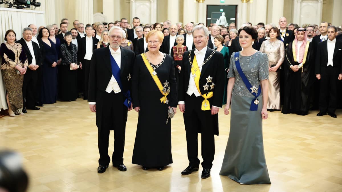 President Halonen och president Niinistö med gemål på en gemensam bild i slottet.