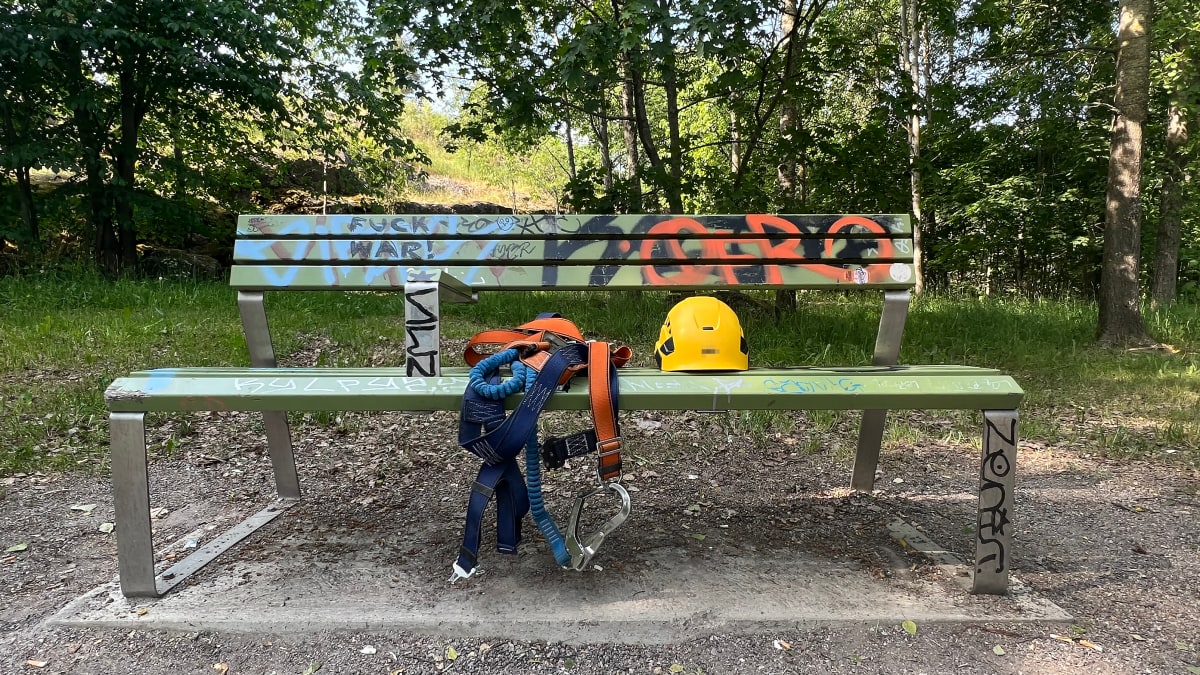 Parzmore dhe përkrenare ndërtimi në një stol parku.