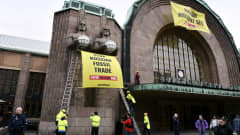 Helsingin rautatieaseman julkisivuun kiinnitetään banderolleja.