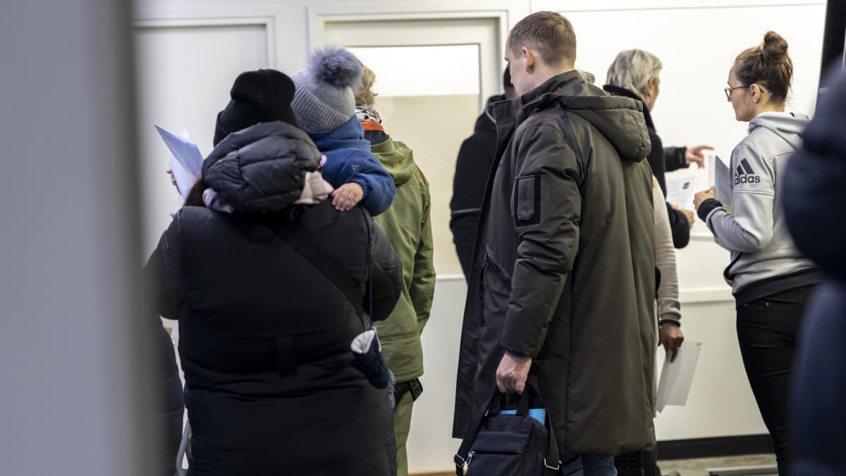 Ukrainalaisia pakolaisia Iisalmen vastaanottokeskuksen luona