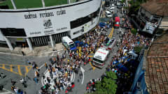 Pelén arkku lähtee Vila Belmiro-stadionilta.