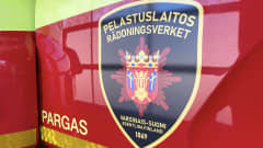 Varsinais-Suomen pelastuslaitoksen tunnus koristaa ajoneuvon kylkeä.