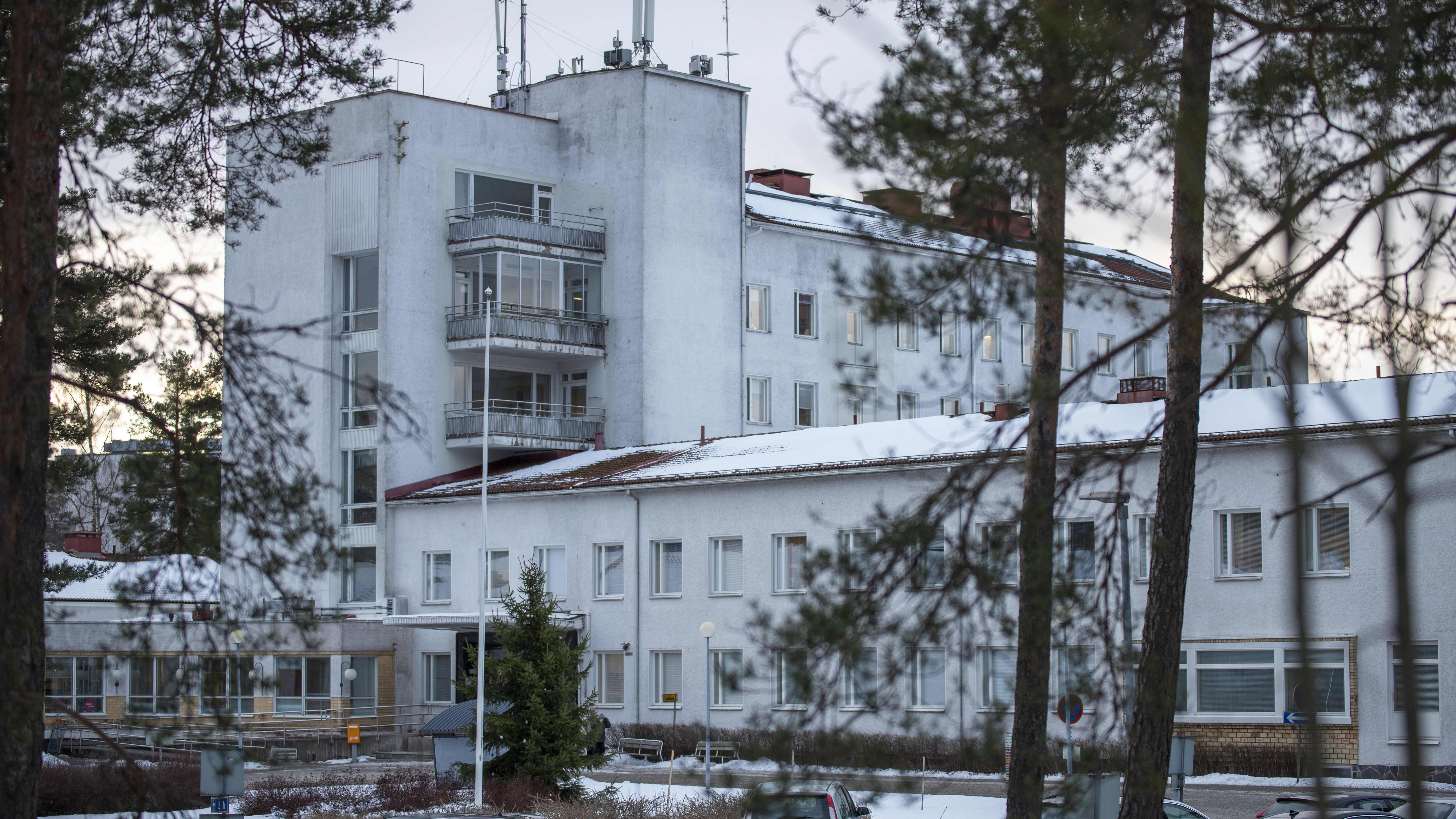 Pohjois-Kymen sairaalan rakennus talvella, autoja parkkipaikalla