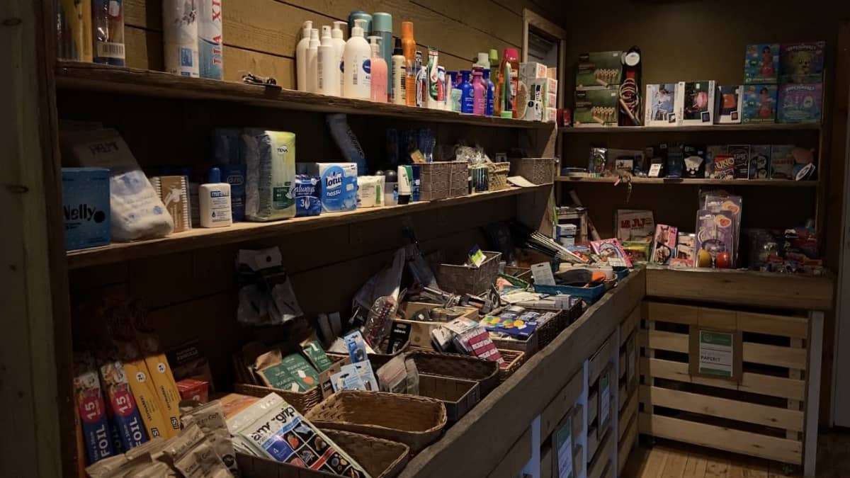 Kuvassa Hauhon Alvettulan kyläkaupan valikoimaa, hyllyillä on mm pesuaineita ja hygieniatuotteita.
