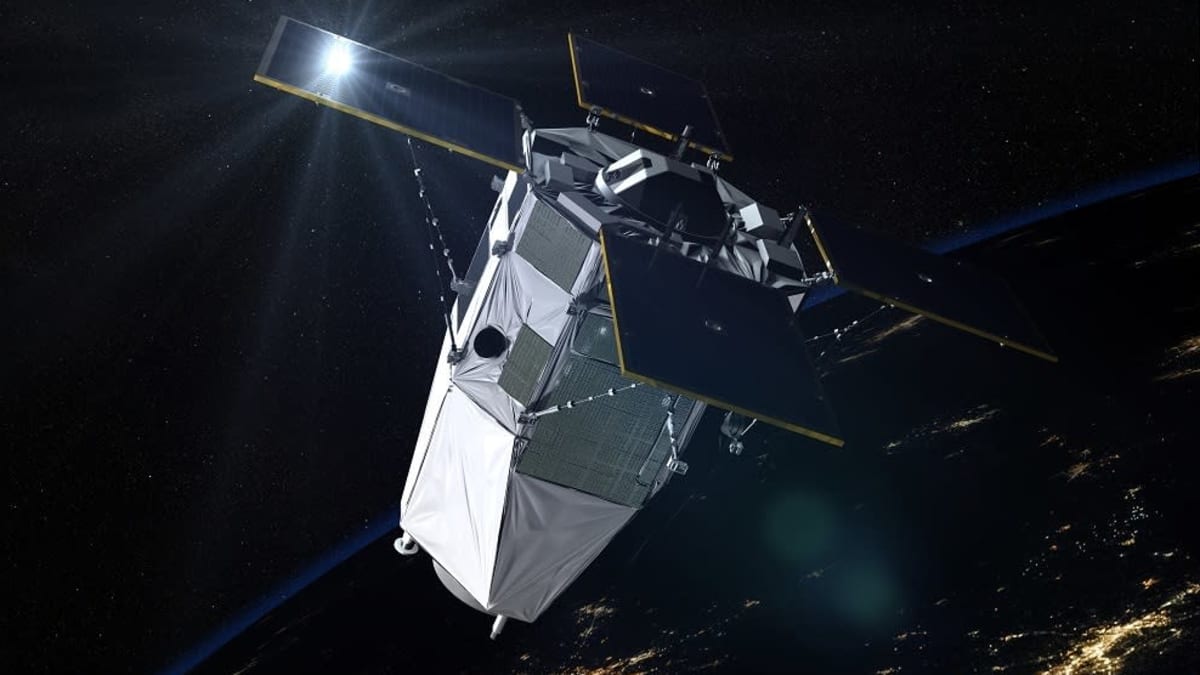 CSO-1 -satelliitti avaruudessa taiteilijan näkemänä. Satelliitti on valkoinen, pitkulainen tötterö, missä on neljä aurinkopaneelia. Alla näkyy maapallo yöllä.