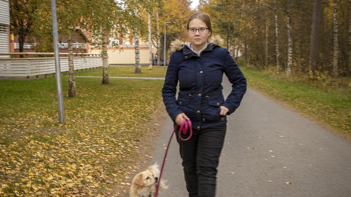 Oululainen Miia Seppälä ulkoiluttaa koiraansa