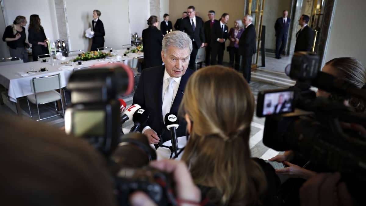 Tasavallan presidentti Sauli Niinistö kommentoimassa median edessä eduskunnassa vaalikauden työn päätyttyä 29. maaliskuuta 2023.