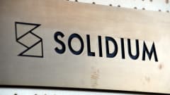 Metallilaatta, jossa on kaiverruksena Solidiumin logo ja Solidium-teksti.