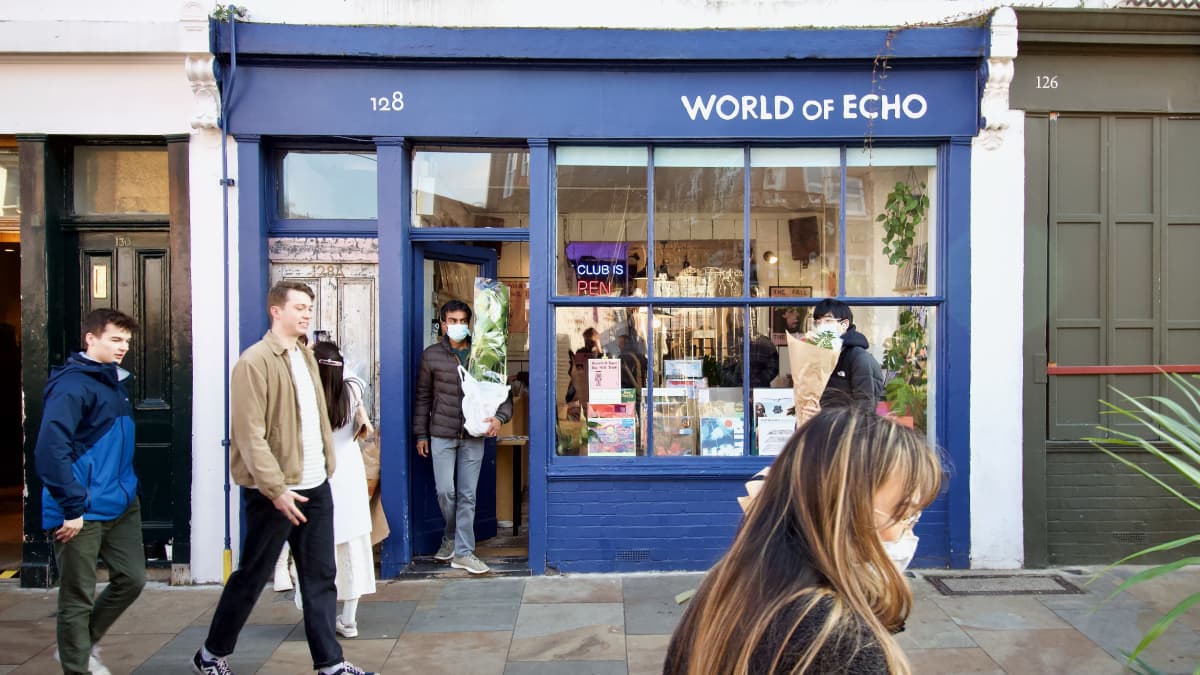 Levykauppa World of Echo Columbia Roadin markkinakadulla Lontoossa. 