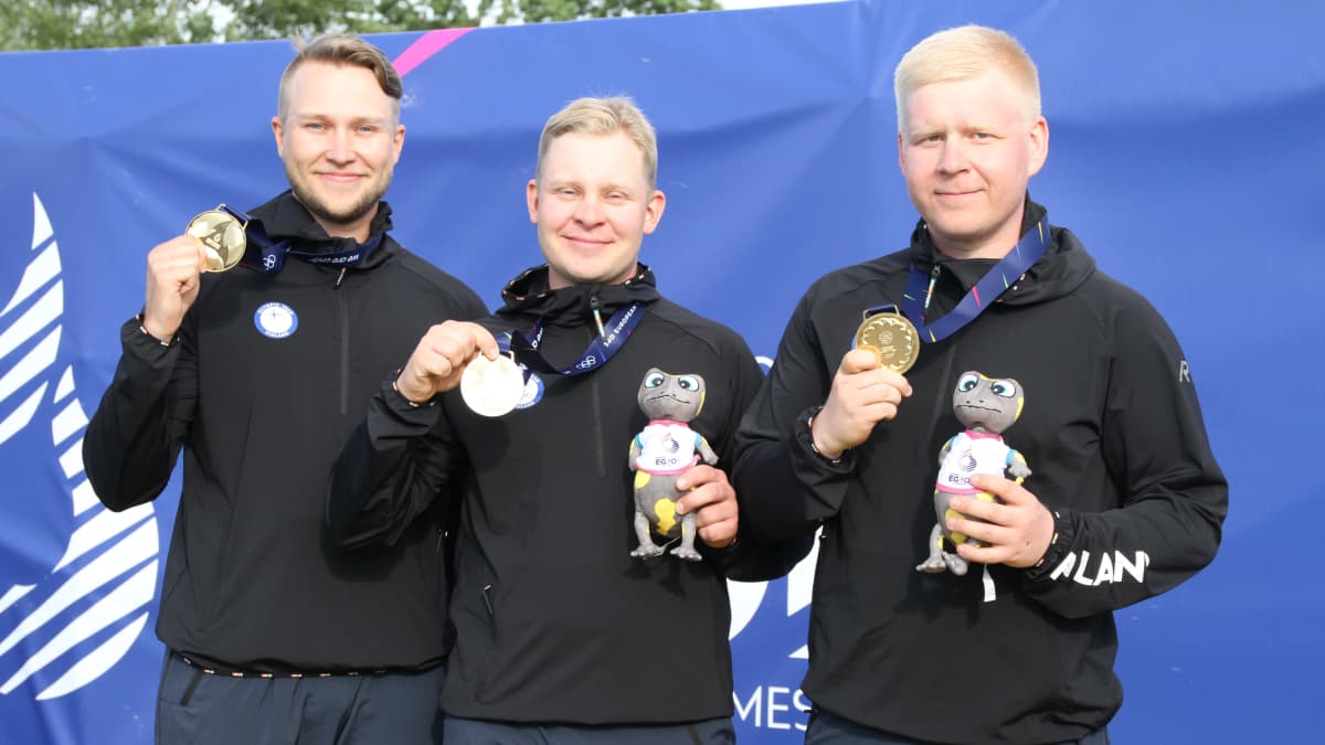 Timi Vallioniemi (vas.), Eetu Kallioinen ja Tommi Takanen näyttävät kultamitaleitaan.