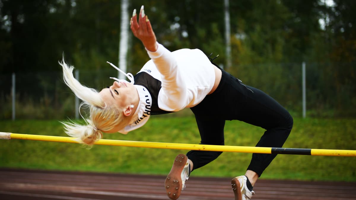 Höjdhopparen Jade Nyström hoppar över ribban.