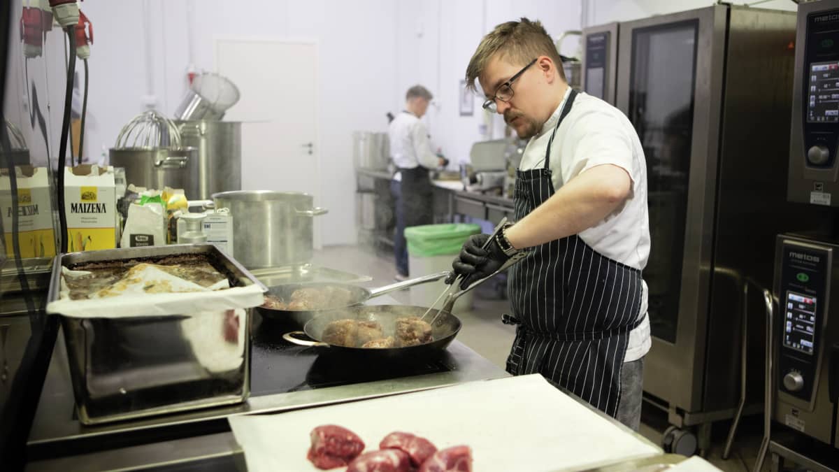 Hannu Väisänen kypsentää karitsan paahtopaistia pannulla valmistujaisviikonlopun edellä 4catering-pitopalvelun tiloissa Linnakallion teollisuusalueella Pirkkalassa.