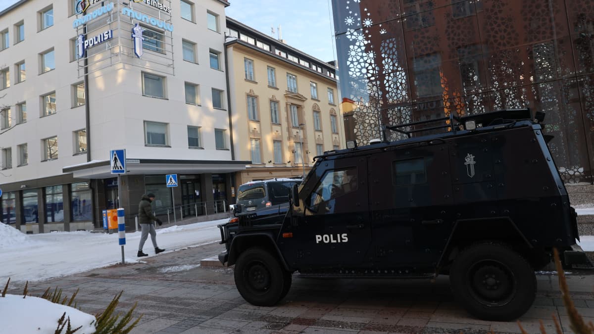 Poliisin panssaroitu ajoneuvo Oulun keskustan poliisiaseman läheisyydessä.