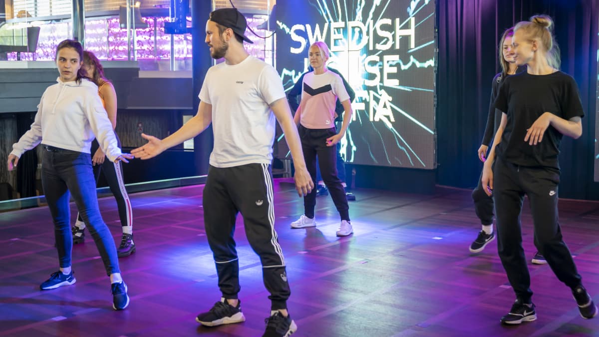 Virolainen Dance Factory -ryhmä harjoittelee Starlight yökerhossa.
