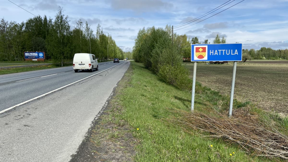 Kuva Hattulan kuntakyltistä tieltä 57 Hämeenlinnasta ajettaessa. Kuvassa myös autoja ajamassa Hattulan suuntaan.