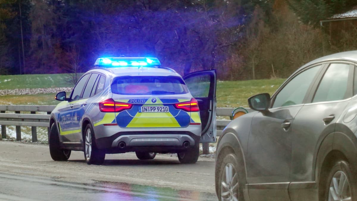 Poliisiauto pysähtyneenä tiellä.