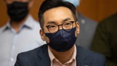 Alvin Yeung maski kasvoillaan.