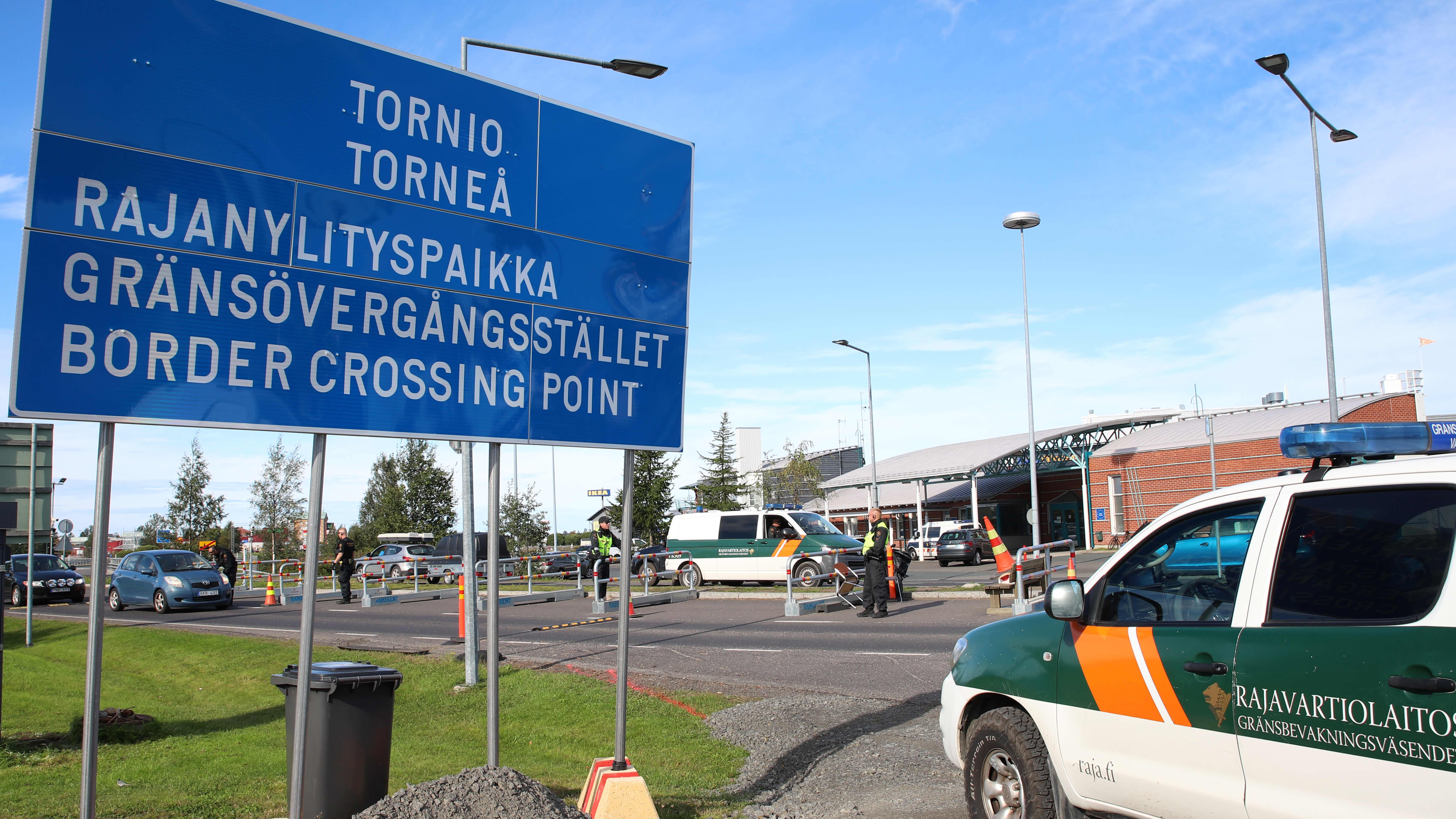 Rajavartiolaitoksen auto Suomen ja Ruotsin rajalla Torniossa. 