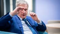 Sauli Niinistö istuu nojatuolissa elehtii käsillään.