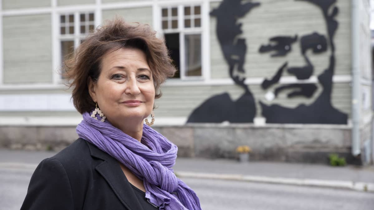 Näyttelijä Heidi Herala Kanttilan edustalla Kuopiossa.
