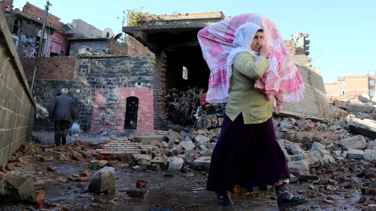 Surin kaupunginosa tuhoutui pahoin turkkilaisjoukkojen ja PKK:n välisissä taisteluissa.