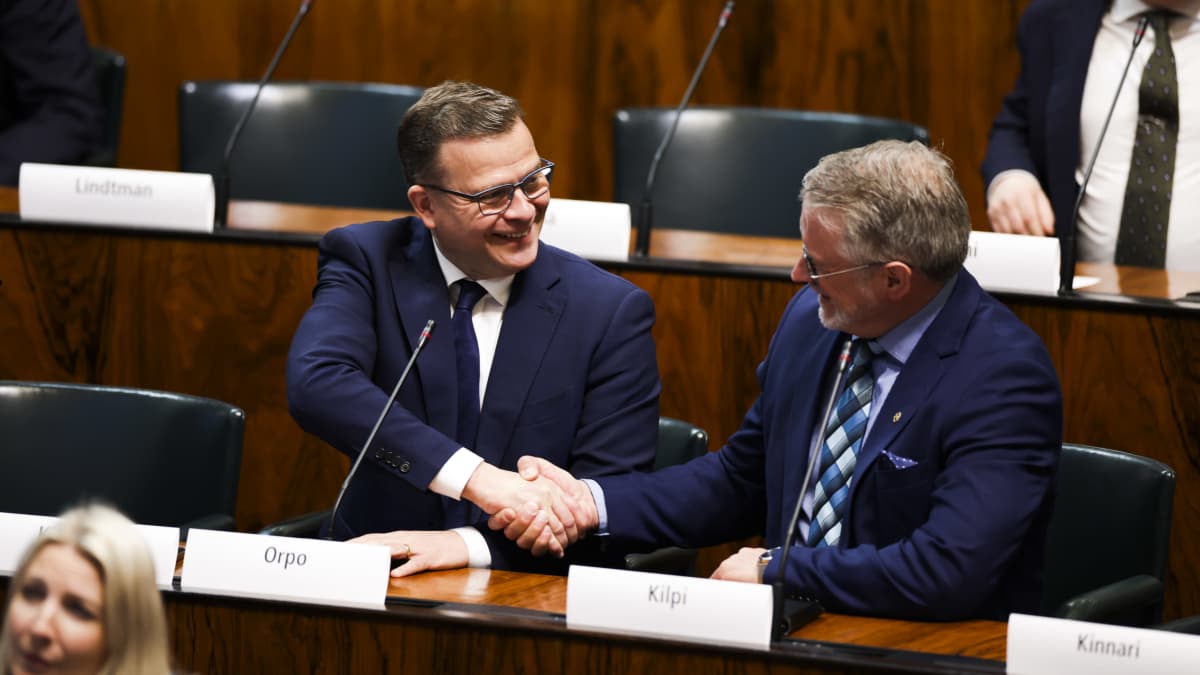 Uusi eduskunta kokoontui ensimmäiseen täysistuntoonsa Helsingissä.|inline