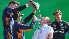 McLarenin tallipäällikkö maistoi samppanjaa kengästä, kun tallin kuskit Daniel Ricciardo ja Lando Norris ottivat kaksoisvoiton Monzassa.