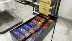 Fazerin suklaalevyjä venäläisen Stockmann-myymälän alennuslaarissa.