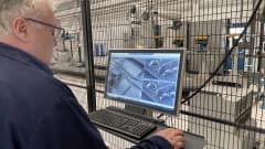 Valmet Automotiven innovaatiokeskuksessa auton osia hitsataan uudella tavalla.
